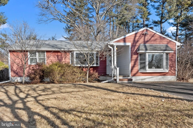 view of front of house featuring a front lawn