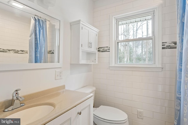 full bath with toilet, curtained shower, and vanity