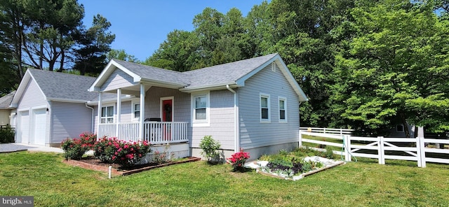 view of front of house featuring an attached garage, covered porch, a shingled roof, fence, and a front lawn