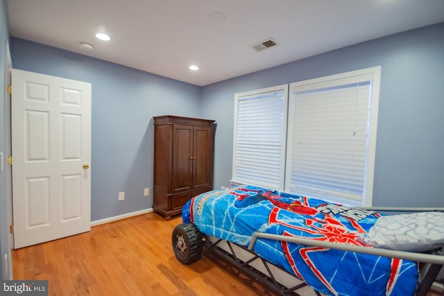 bedroom featuring light wood-style floors, baseboards, visible vents, and recessed lighting