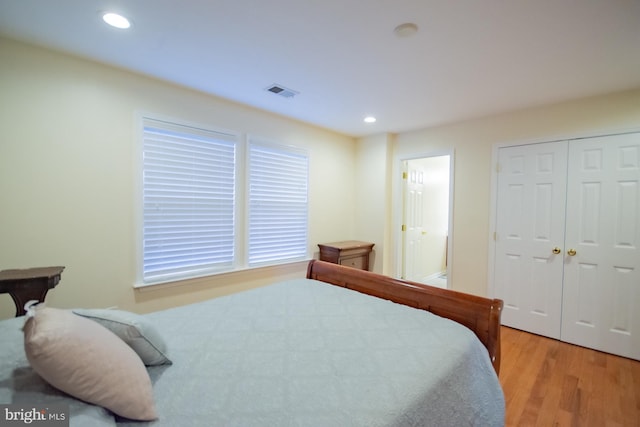 bedroom featuring a closet, visible vents, wood finished floors, and recessed lighting