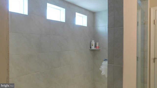 bathroom featuring a tile shower