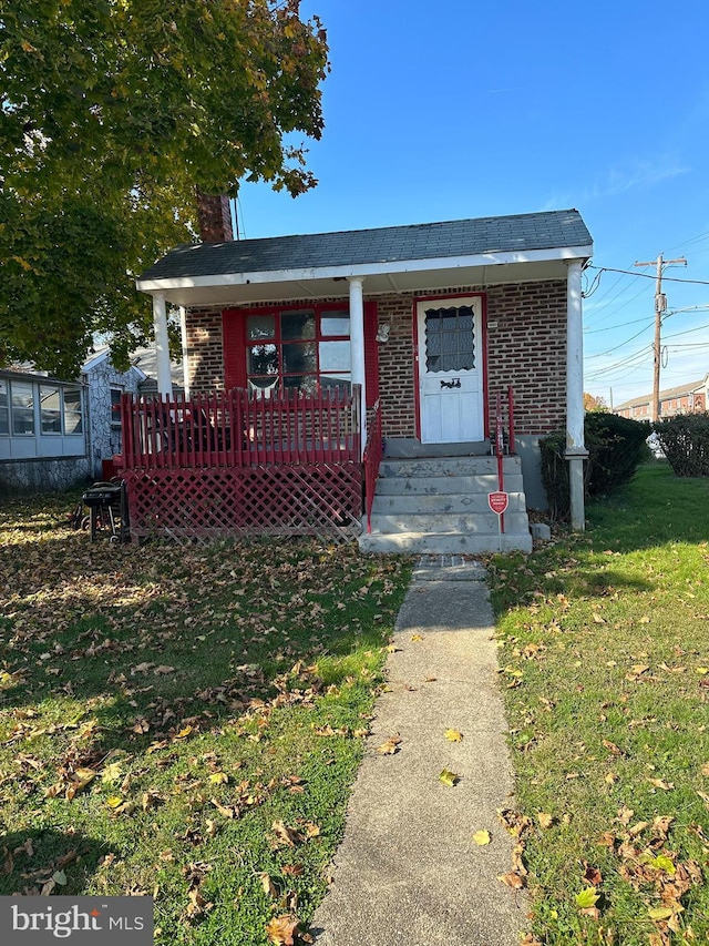 bungalow featuring a front lawn