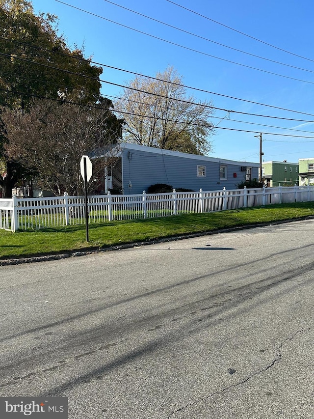 view of front of property with a front yard