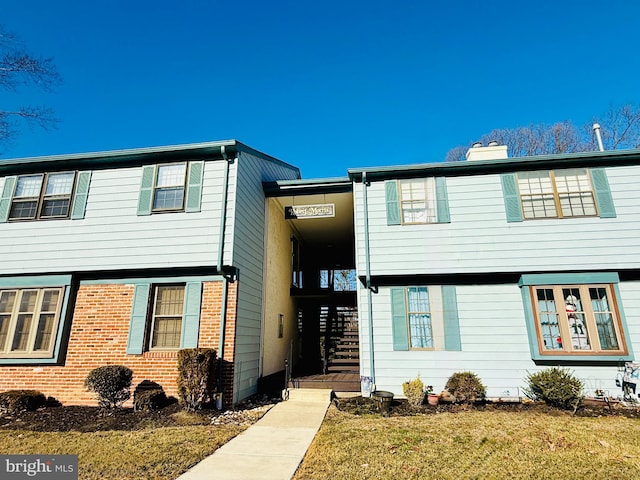 view of front facade featuring a front lawn