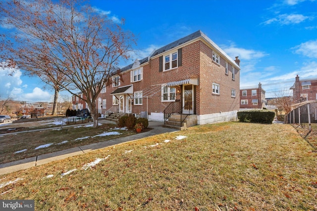 view of side of property featuring a lawn