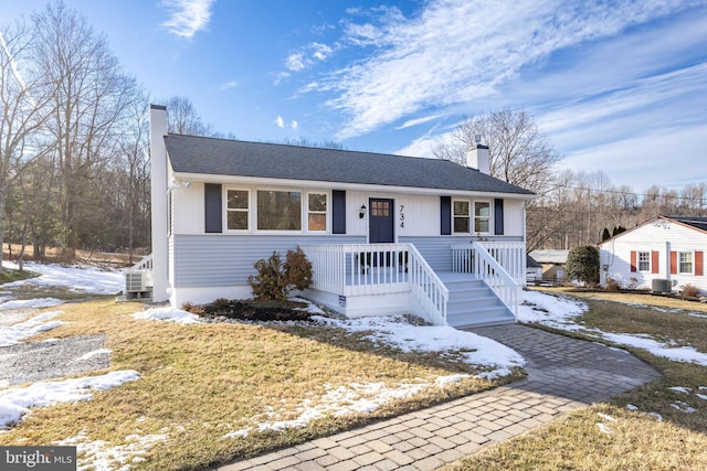 view of front of home featuring a lawn