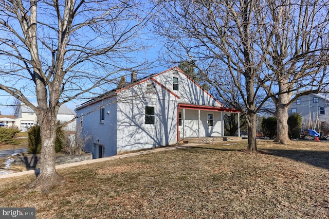 view of front of home with a front lawn