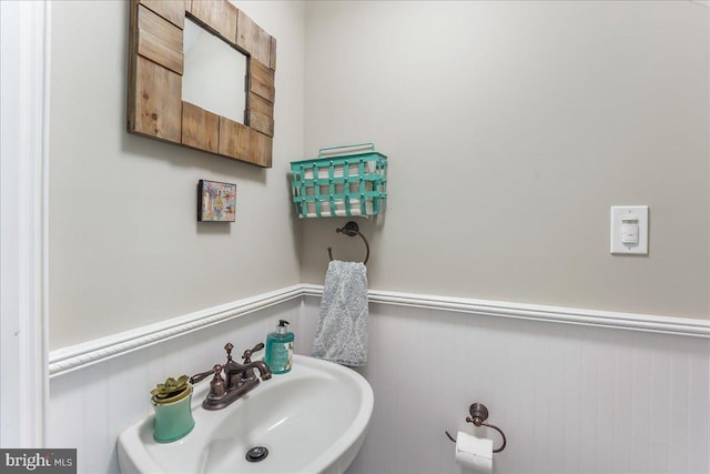 bathroom featuring sink