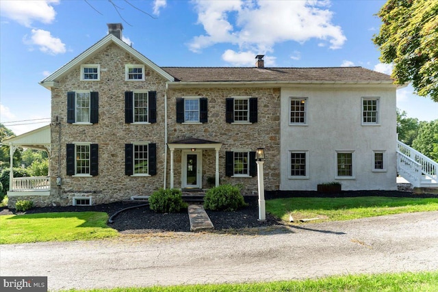 view of front facade featuring a front yard