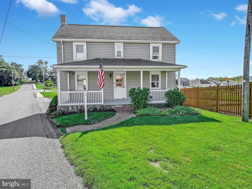 view of front of property featuring a front yard and a porch