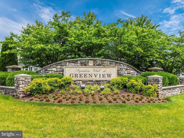 community / neighborhood sign with a lawn