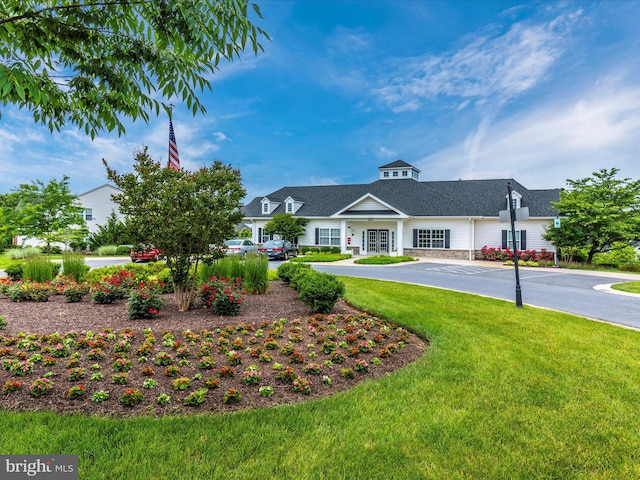 view of front facade featuring a front lawn