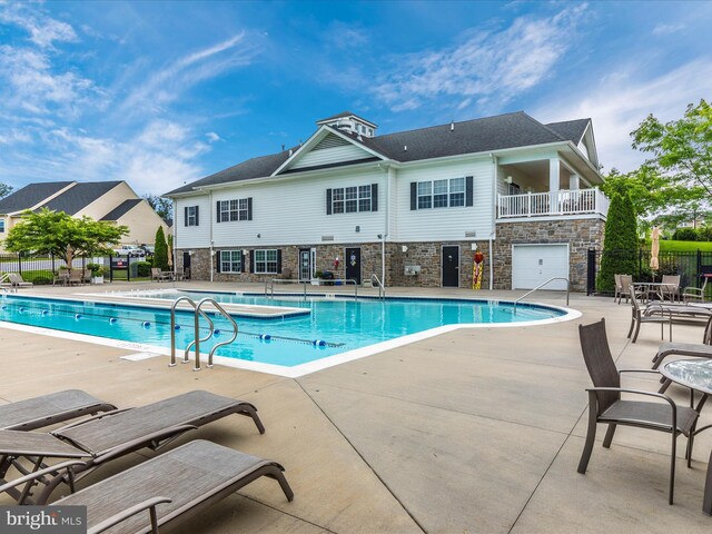 view of swimming pool featuring a patio