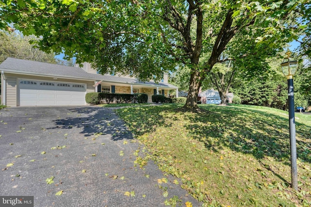 view of front facade featuring a garage and a front yard