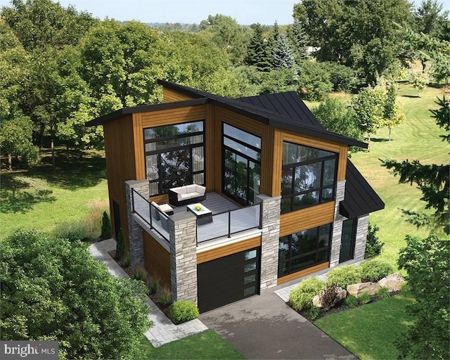 view of front of house featuring a garage and a front yard