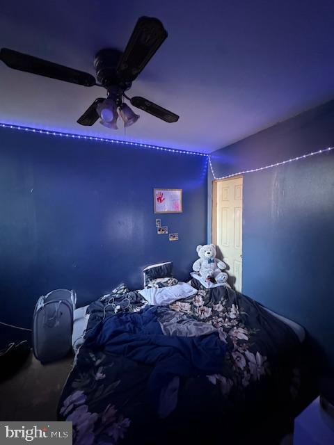 bedroom featuring ceiling fan