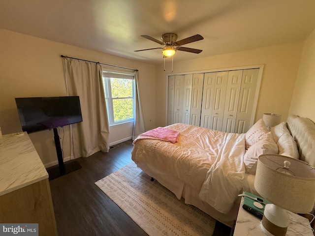 bedroom featuring dark wood-type flooring, ceiling fan, and a closet