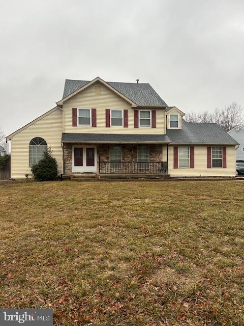 view of front of house featuring a front yard