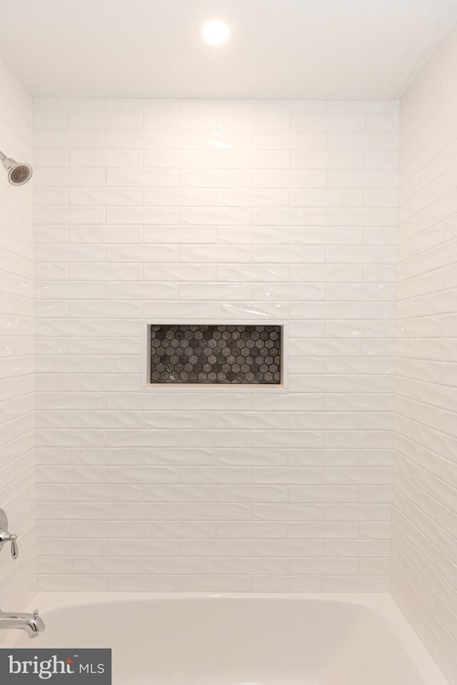 bathroom featuring tiled shower / bath combo