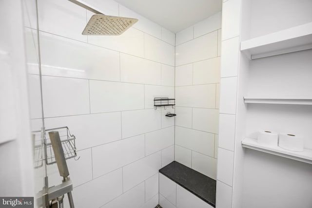 bathroom featuring a tile shower