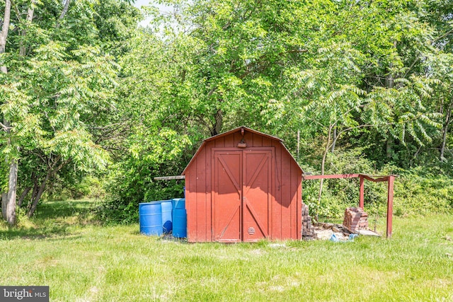 view of outdoor structure with a yard