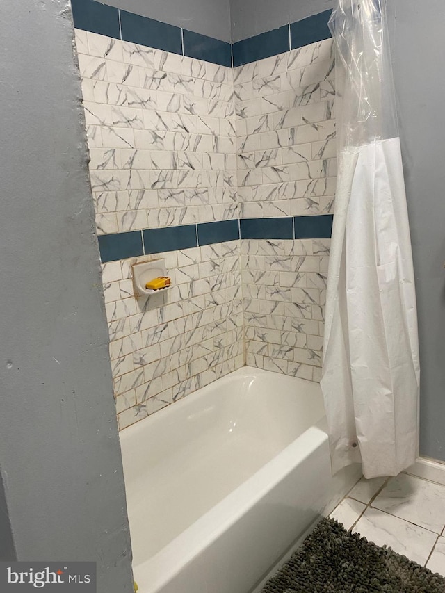 bathroom with shower / tub combo