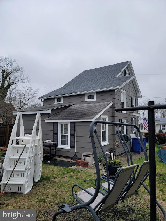 back of house featuring a lawn