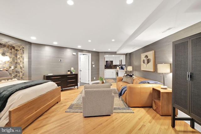 bedroom featuring light wood-style flooring, visible vents, and recessed lighting