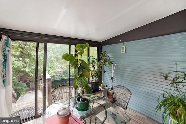 sunroom with lofted ceiling