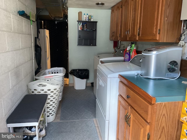 laundry area featuring cabinets and independent washer and dryer