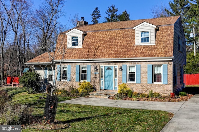 view of front of house featuring a front lawn