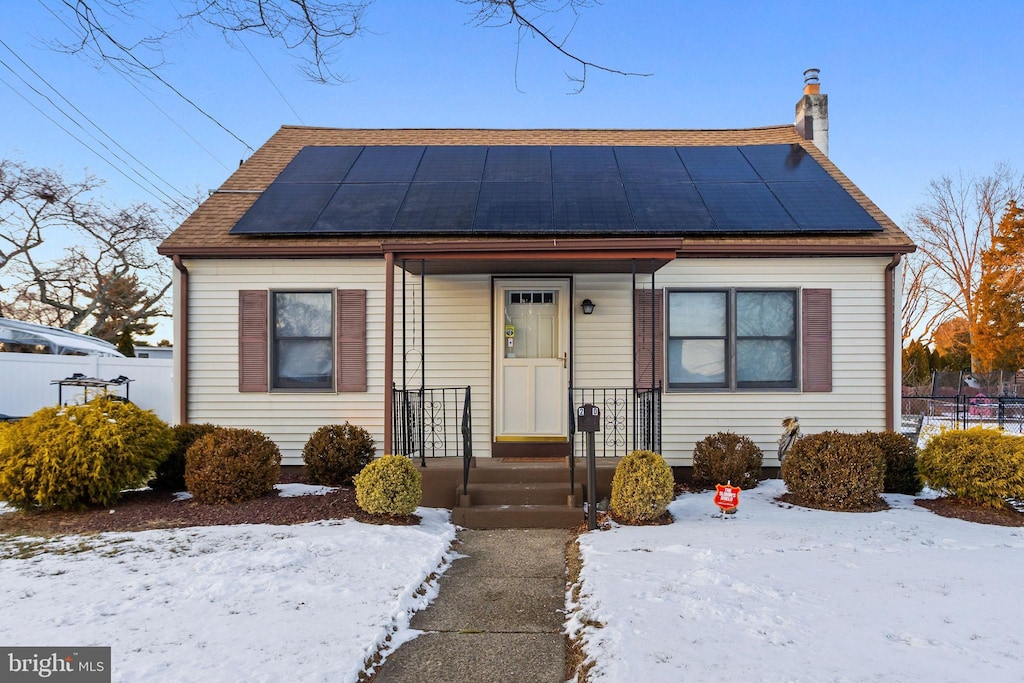 view of front of property featuring solar panels