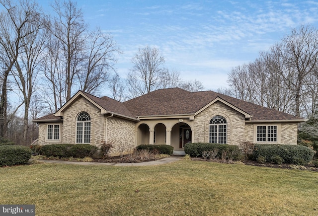 view of front facade featuring a front yard