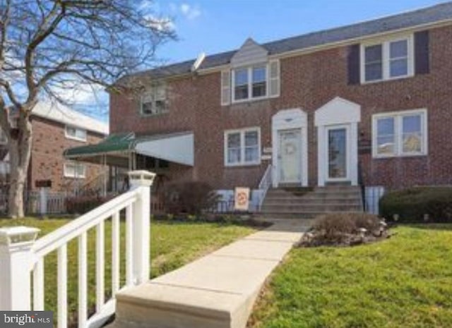 view of front facade with a front yard