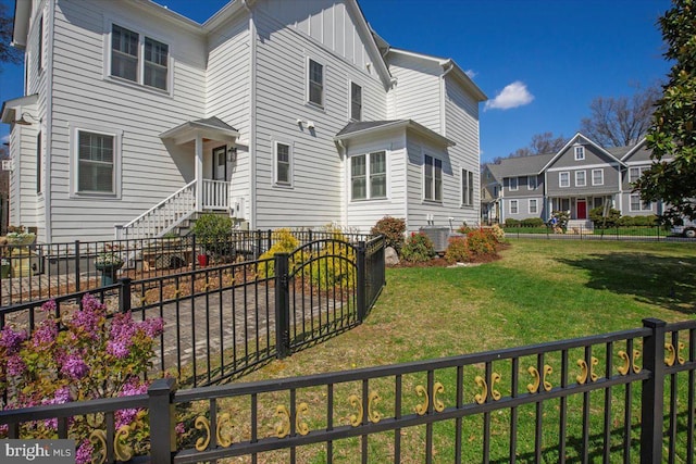 view of front facade featuring a front lawn and central air condition unit