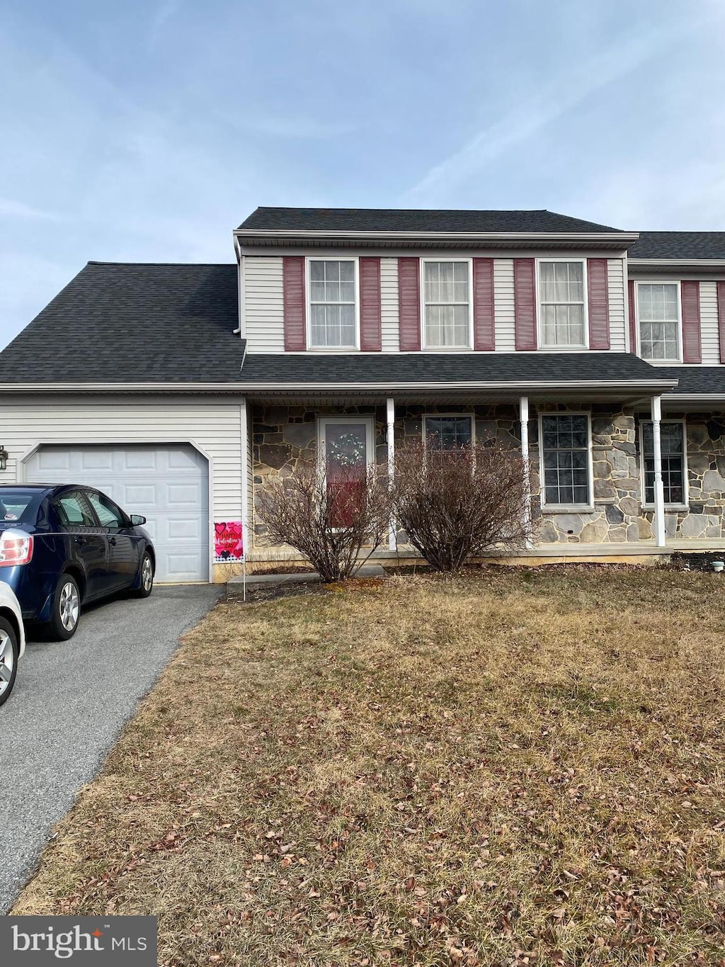 view of front of property featuring a garage and a front yard