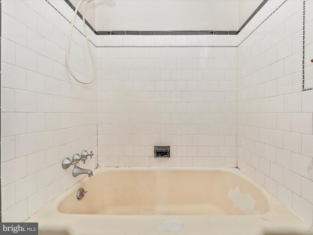 bathroom with tiled shower / bath combo