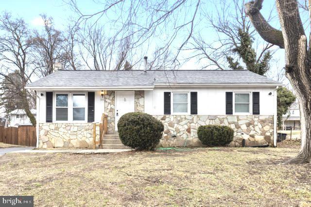 single story home with a front yard