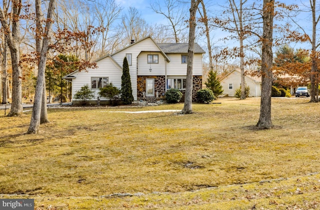 view of front property featuring a front lawn