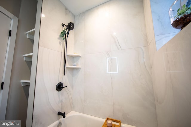 bathroom featuring tiled shower / bath