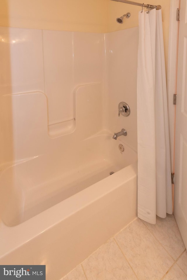 bathroom featuring shower / bathtub combination with curtain