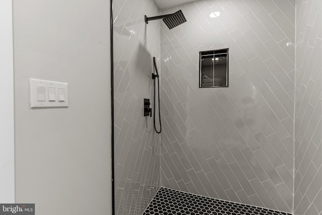 bathroom featuring tiled shower