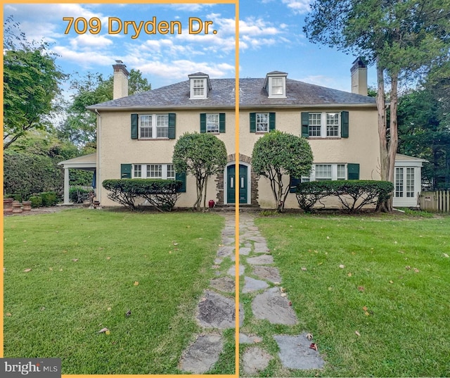 view of front of property with a front yard