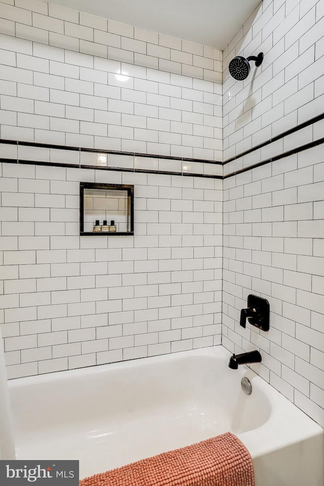 bathroom with tiled shower / bath combo