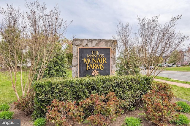 view of community / neighborhood sign