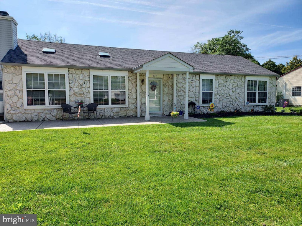 ranch-style house with a front yard