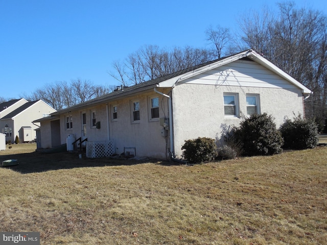 view of side of property featuring a yard