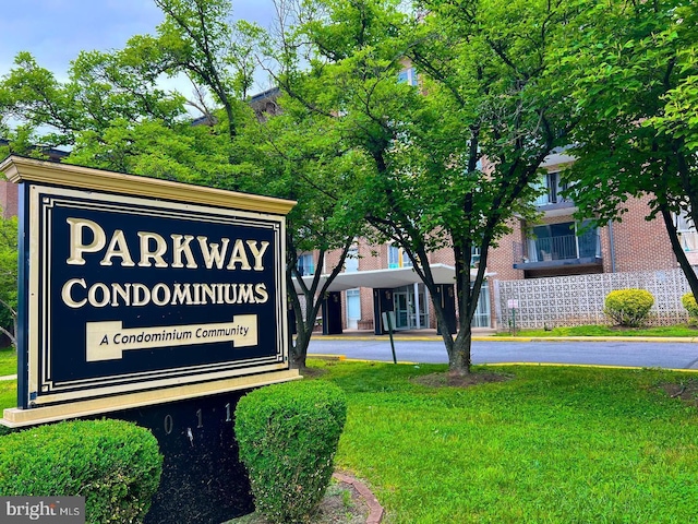 community sign featuring a yard