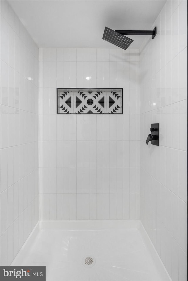 bathroom featuring a tile shower